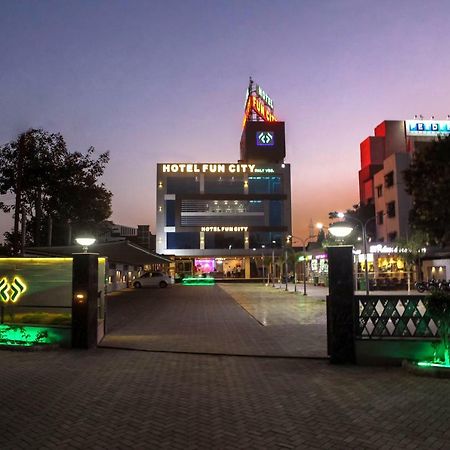 Hotel Fun City Navsari Экстерьер фото