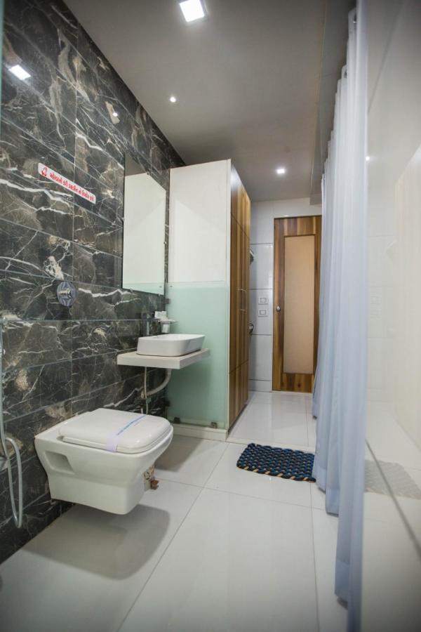 Hotel Fun City Navsari Экстерьер фото