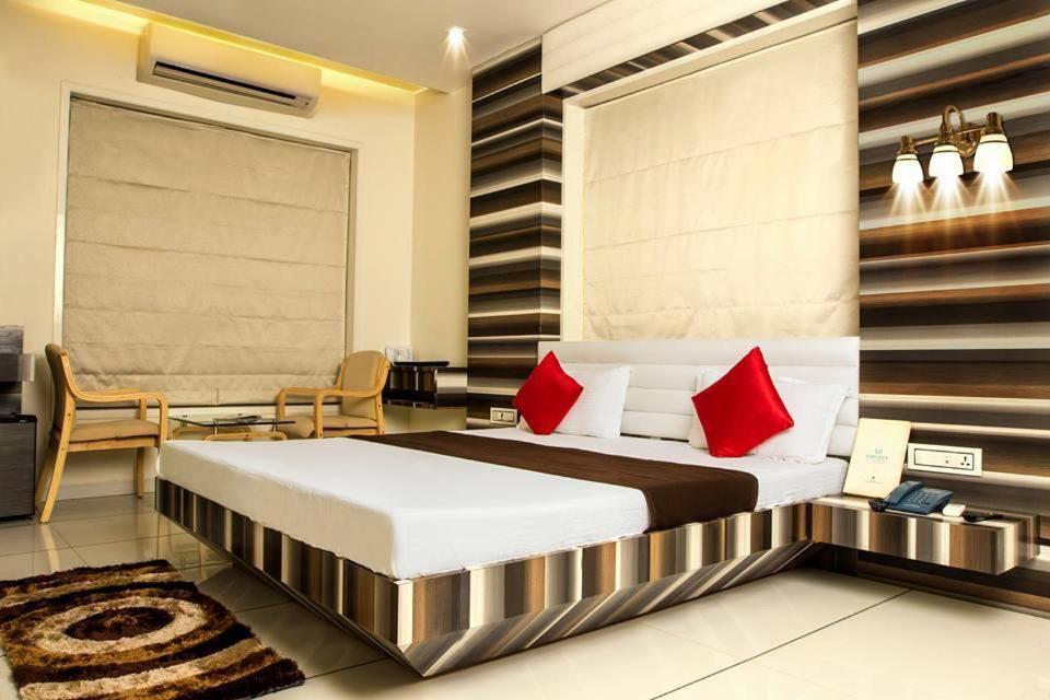 Hotel Fun City Navsari Экстерьер фото