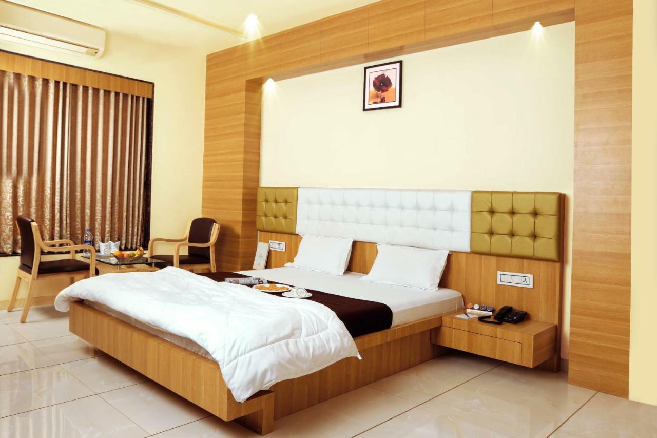 Hotel Fun City Navsari Экстерьер фото