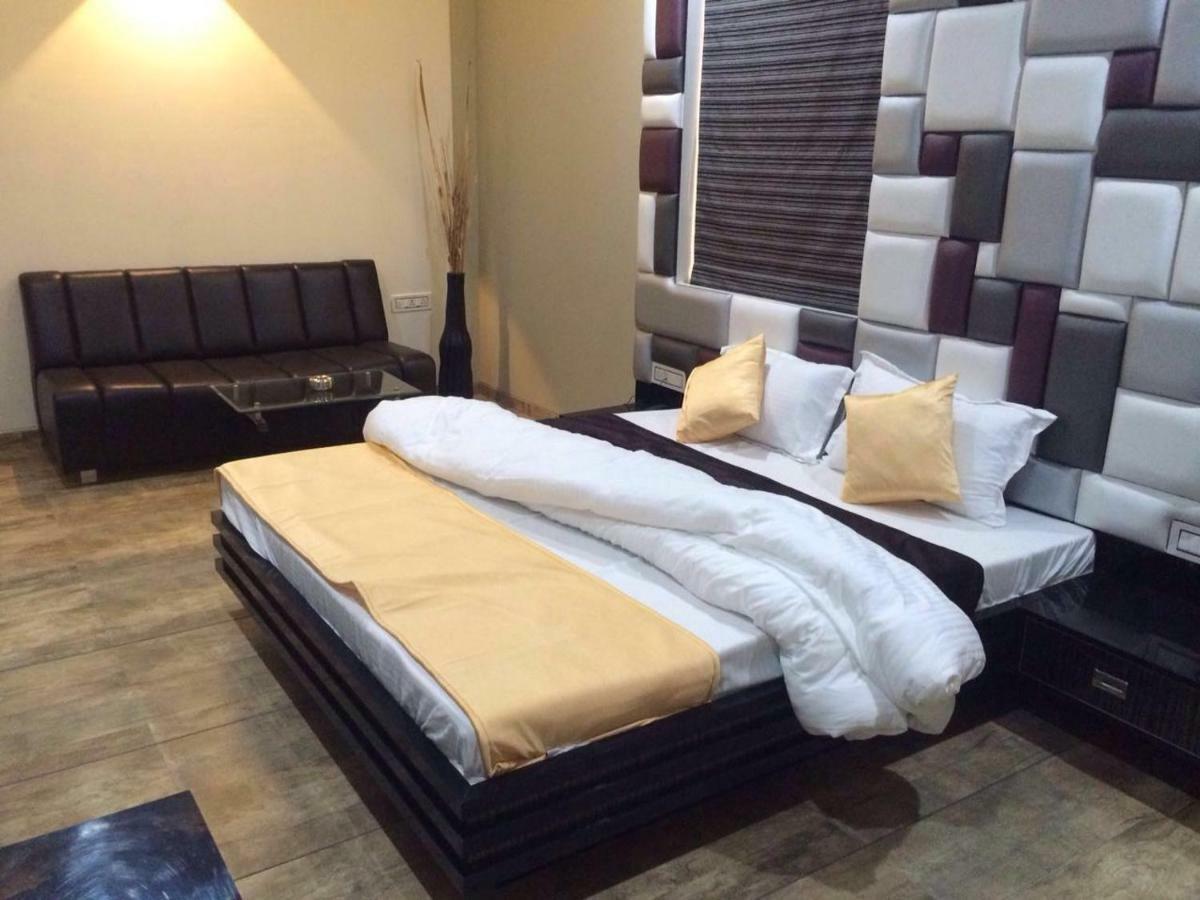 Hotel Fun City Navsari Экстерьер фото