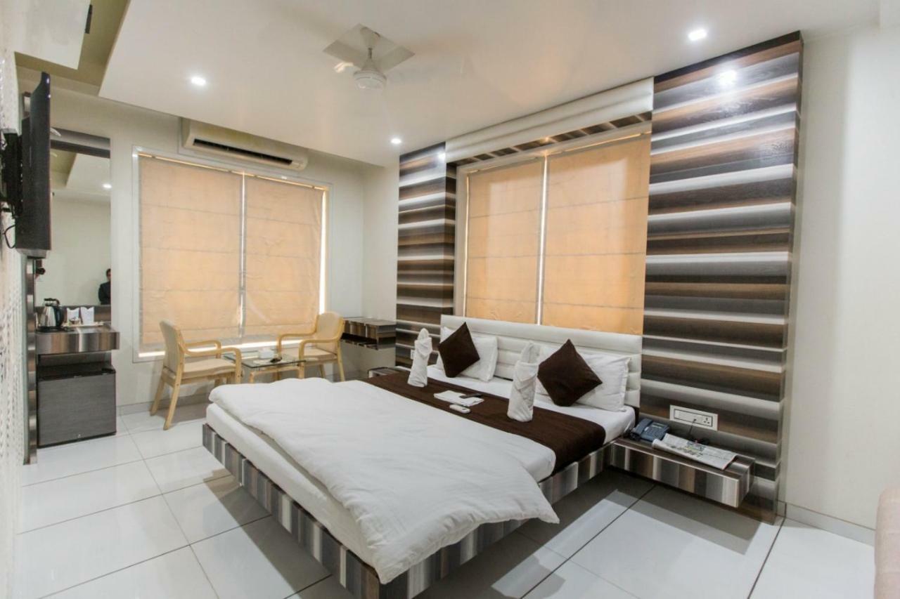 Hotel Fun City Navsari Экстерьер фото