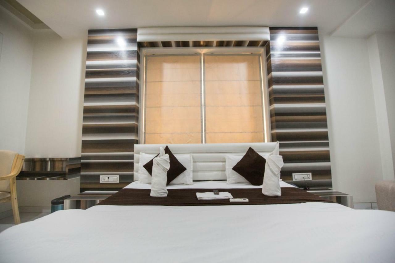 Hotel Fun City Navsari Экстерьер фото