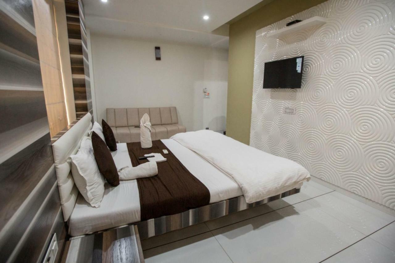 Hotel Fun City Navsari Экстерьер фото