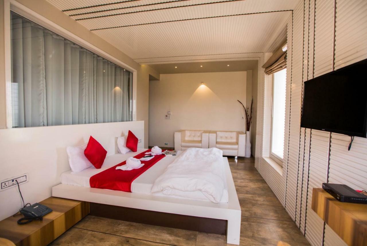 Hotel Fun City Navsari Экстерьер фото