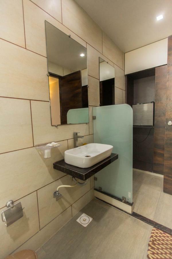 Hotel Fun City Navsari Экстерьер фото