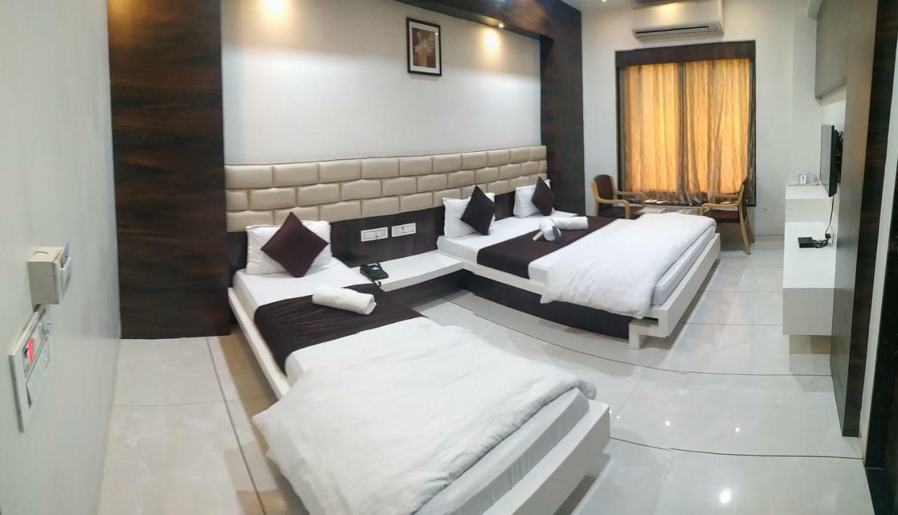 Hotel Fun City Navsari Экстерьер фото