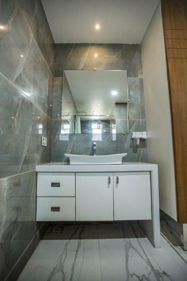 Hotel Fun City Navsari Экстерьер фото